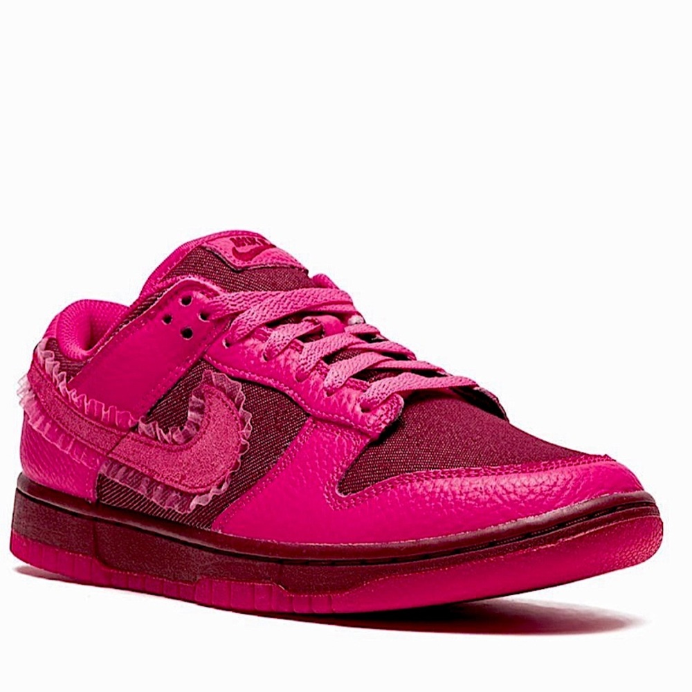 Nike Dunk Low
Valentine's Day